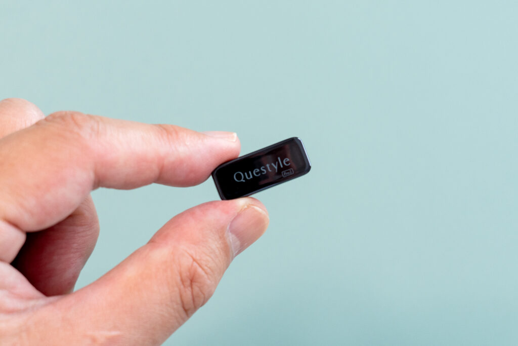 Questyle QCC Dongle Pro2の底面にはメーカーロゴの装飾のみ