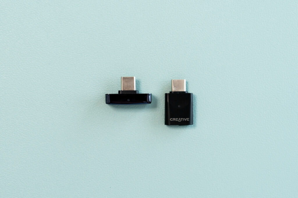 Questyle QCC Dongle Pro2(写真左)とCreative BT-W6(写真右)とのサイズ比較