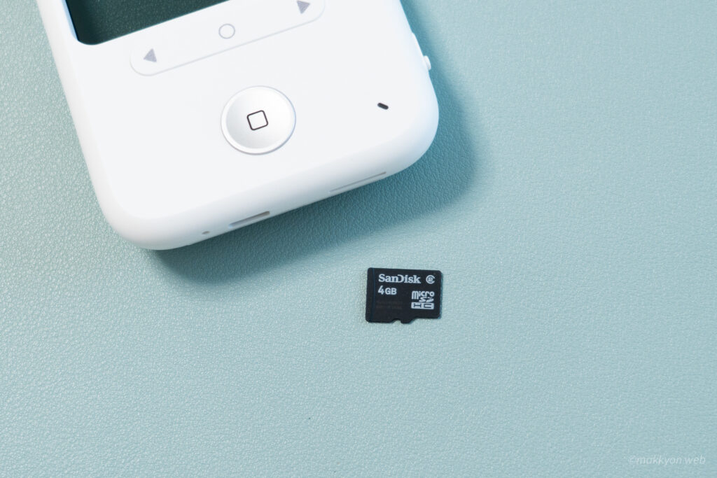 最大128GBまで対応するmicroSDカードスロット