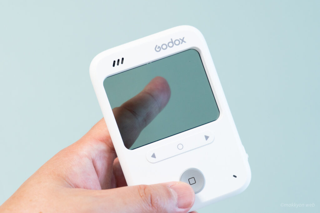 Godox C100の上半分はほぼ透明のファインダー