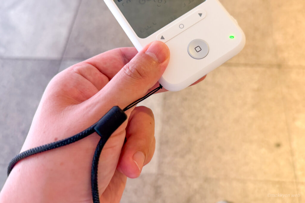 Godox C100にストラップを取り付けている