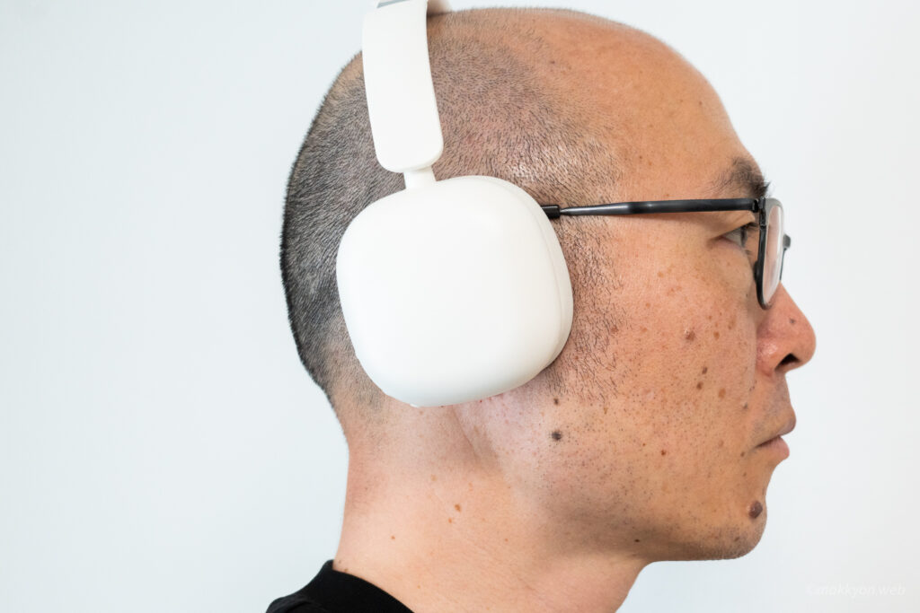 無印良品のワイヤレスヘッドホンを装着した際の側面の見え方