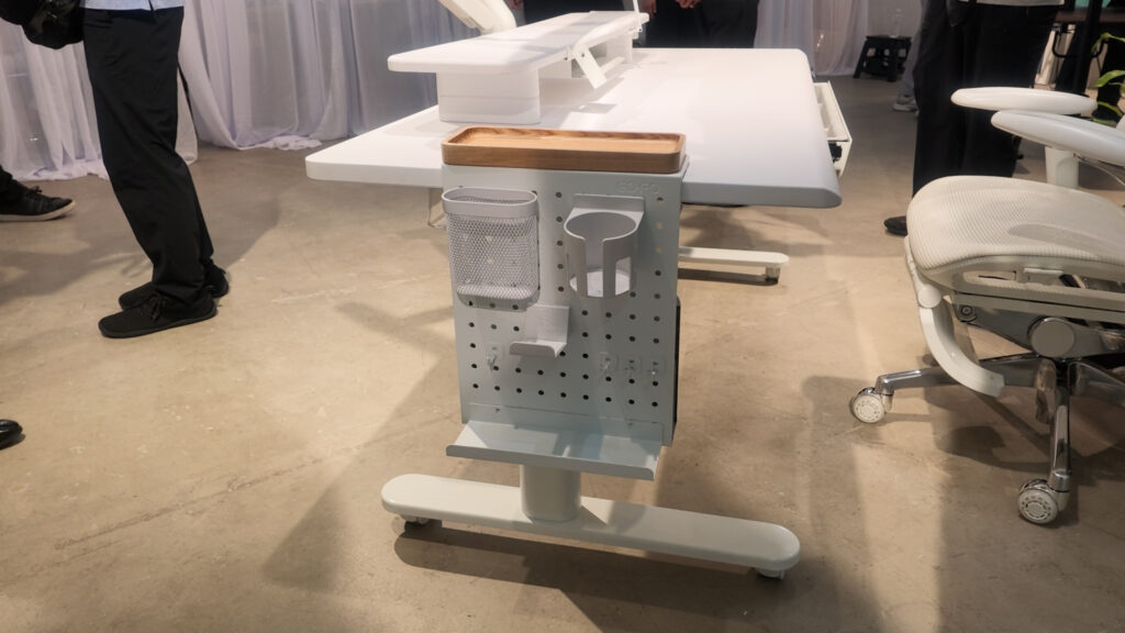 従来のCOFO Desk Premium用のアクセサリーも使えるようになっている