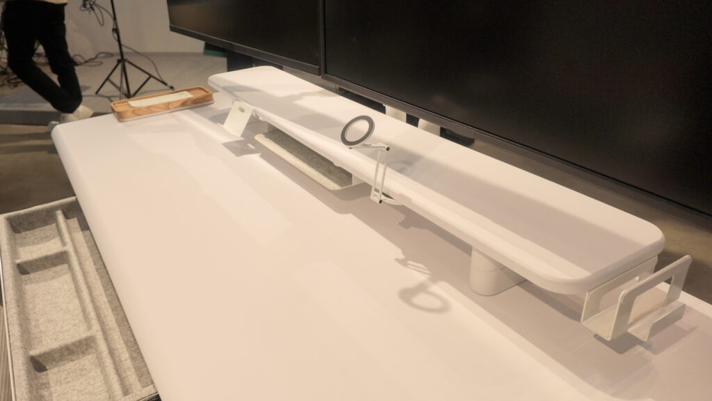 COFO Desk Studioの上にはデスクシェルフも用意されています。