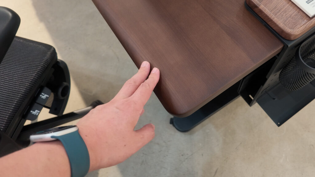 COFO Desk Studio の天板を触っている