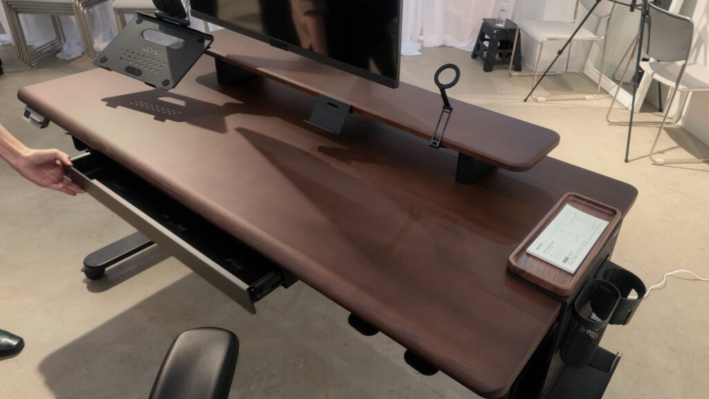 COFO Desk Studioの天板は4カラー、4サイズ。これはダークブラウン。